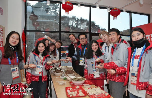 高唱《大中國》，老外包餃子！看平昌冬奧會志愿者的中國年
