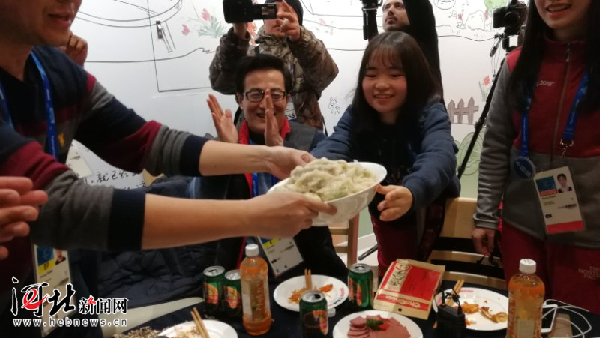 高唱《大中國》，老外包餃子！看平昌冬奧會志愿者的中國年