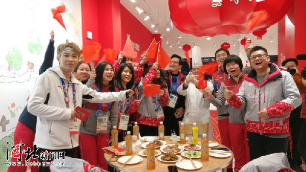 高唱《大中國》，老外包餃子！看平昌冬奧會志愿者的中國年